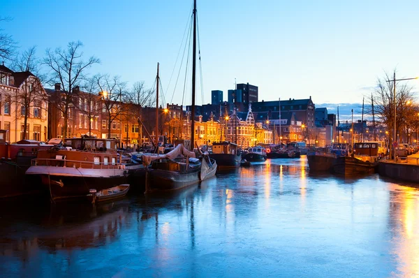 Canal congelado con barcos en Groningen al atardecer — Foto de Stock