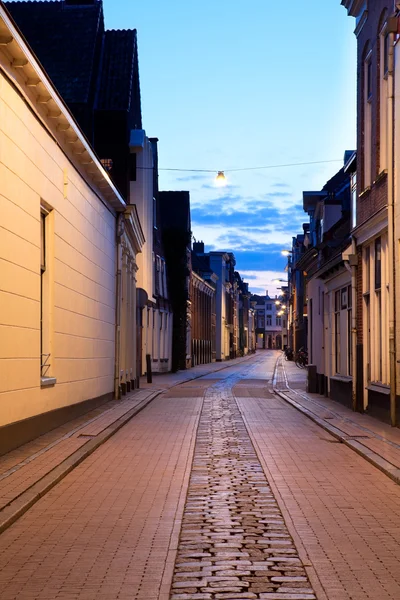 Wąska ulica w groningen w nocy — Zdjęcie stockowe
