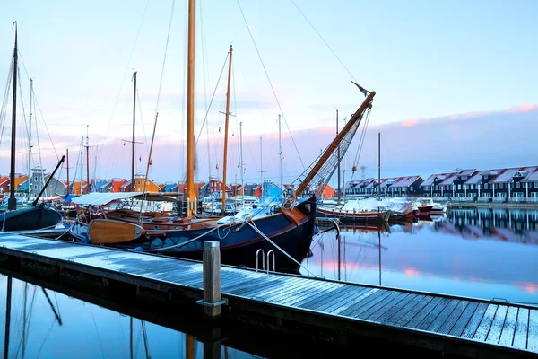 Navio ao nascer do sol em Reitdiephaven, Groningen, Países Baixos — Fotografia de Stock