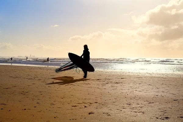 Sziluettjét kitesurfer homokos strand — Stock Fotó