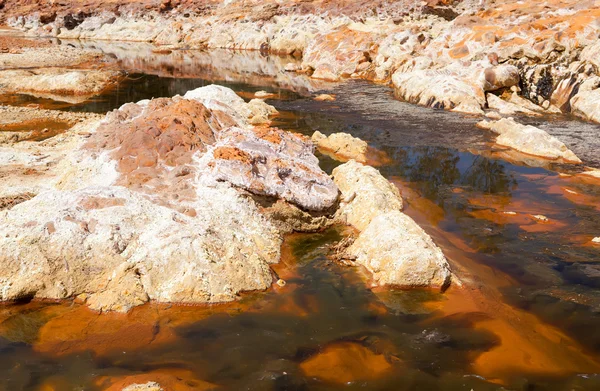 Stones in acidic rio Tinto — Stock Photo, Image