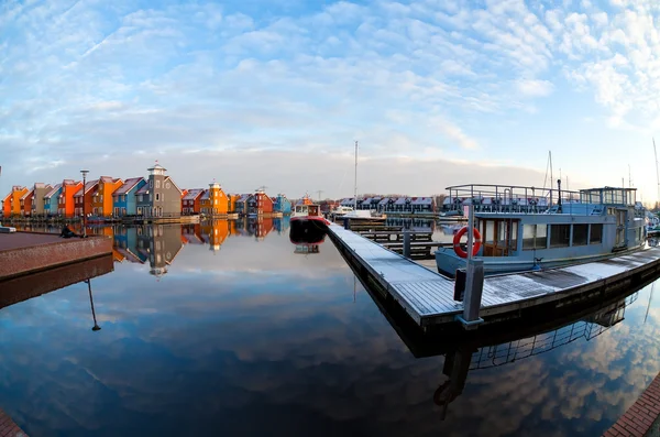 ボート、reitdiephaven、フローニンゲンにカラフルな建物 — ストック写真