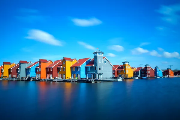 Edifícios coloridos em Reitdiephaven na água em Groningen — Fotografia de Stock