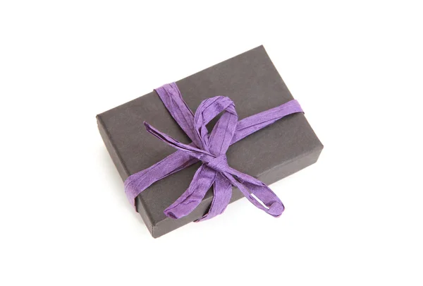 Geschenkbox in schwarz und violett dekoriert — Stockfoto