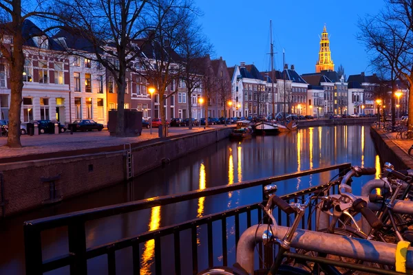 Street along canal at night in Groningen — Stock Photo, Image