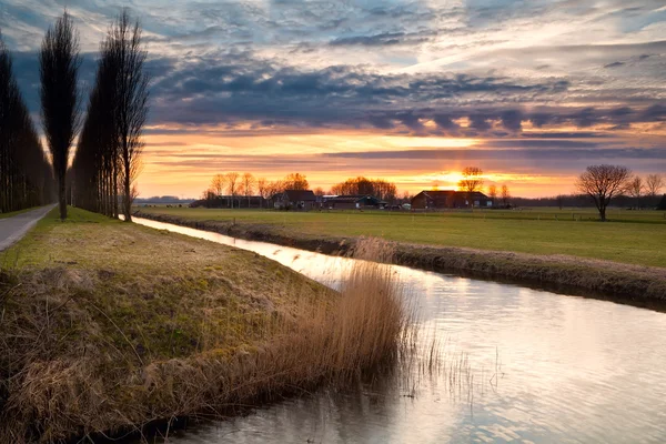 Dramatische zonsondergang in Nederlandse landbouwgrond — Stockfoto