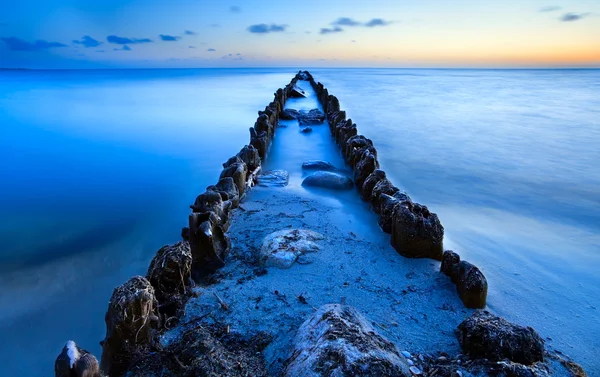 Viejo rompeolas en el mar del Norte en el atardecer —  Fotos de Stock