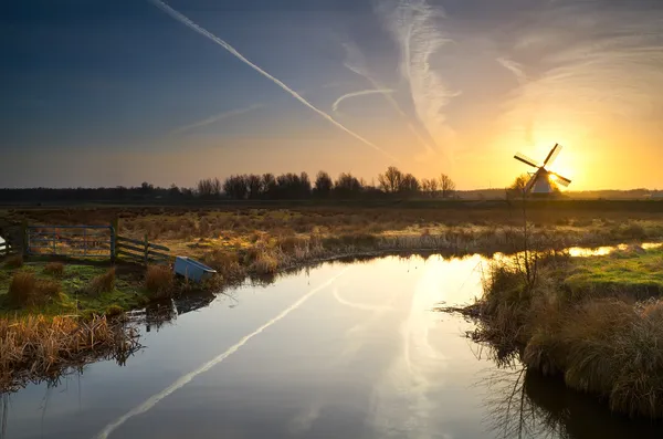 Rayon de soleil derrière le moulin à vent au lever du soleil — Photo