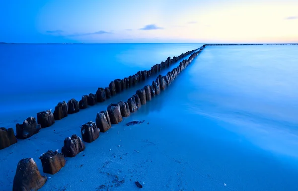 Vieux brise-lames en mer avec une longue exposition — Photo