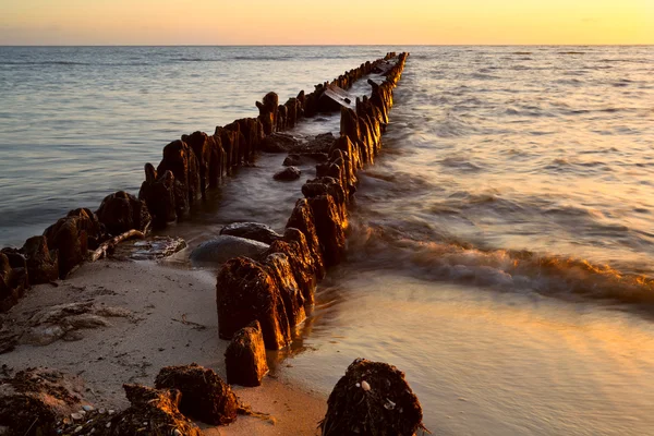 日没で北海で古い防波堤 — ストック写真