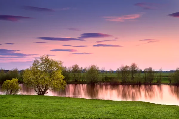 Západ slunce nad řekou, gelderland — Stock fotografie