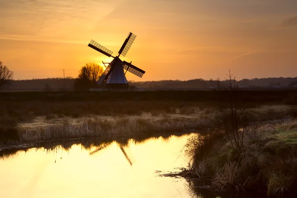 Windmolen silhouet bij zonsopgang — Stockfoto