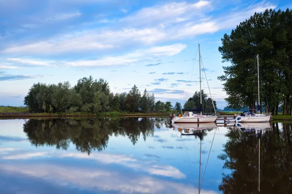 Jachten op de rivier in de vroege ochtend Stockfoto