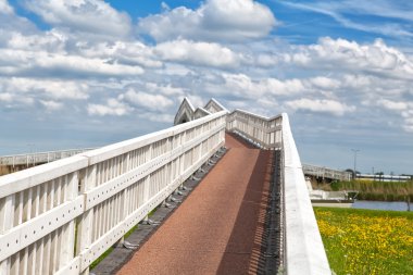 Beyaz Mavi gökyüzü güzel bulutlar ile köprüden