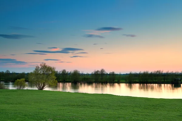 Spokojny zachód słońca nad rzeką ijssel, Holandia — Zdjęcie stockowe
