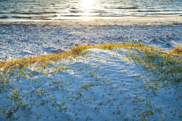 Luce del sole sulle dune di sabbia sulla costa del mare — Foto Stock