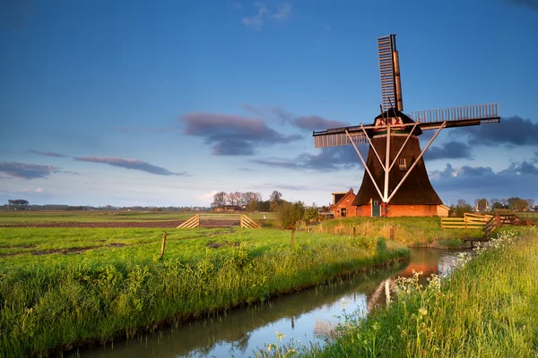 Holländische Windmühle im Morgensonnenaufgang — Stockfoto