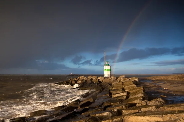 Rainbow over vuurtoren en Noordzee — Stockfoto