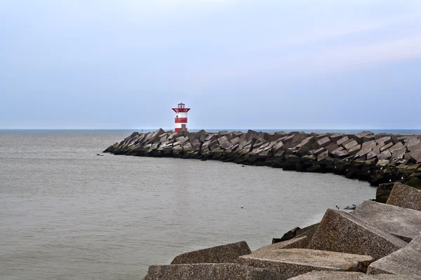 Faro rojo en el mar del Norte —  Fotos de Stock