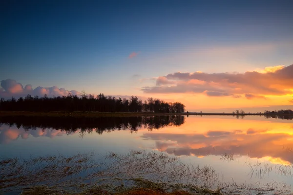 Calmo tramonto sulla superficie del lago — Foto Stock
