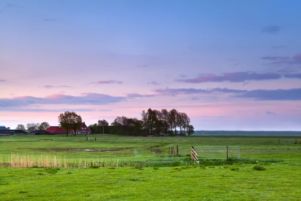 Kleines Bauernhaus bei rosa Sonnenaufgang — Stockfoto