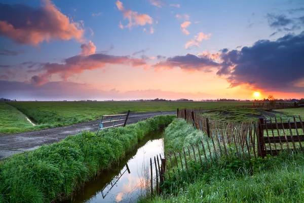 Beautiful sunrise over farmland — Stock Photo, Image