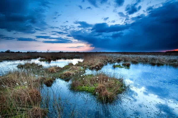 嵐雲の湖で夕焼け雲 — ストック写真