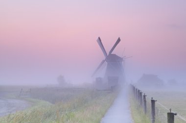 sabah sis içinde büyüleyici Hollanda Yeldeğirmeni
