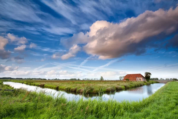 Affascinante agriturismo e cielo drammatico — Foto Stock