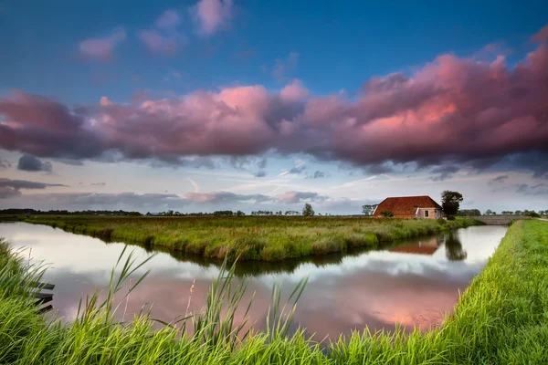 Agriturismo e fiume al tramonto drammatico — Foto Stock