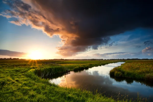 Nuage de tempête au coucher du soleil dramatique — Photo