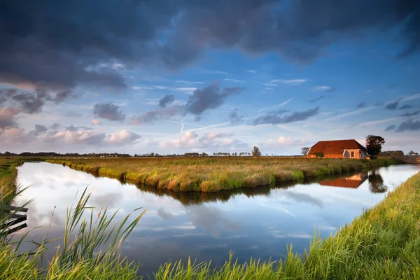 River and charming farmhouse — стоковое фото