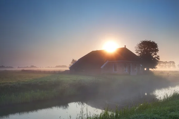 Zonnestralen over boerderij — Stockfoto