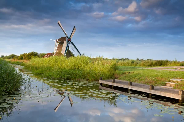 Molino de viento reflejado en el río — Foto de Stock