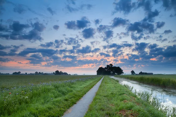 Fahrradstraße und Kanal bei Sonnenaufgang — Stockfoto