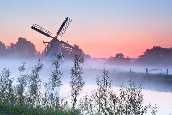 Очаровательная голландская мельница на рассвете — стоковое фото