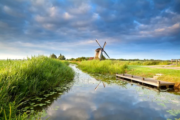 Mulino a vento olandese e cielo blu mattutino — Foto Stock