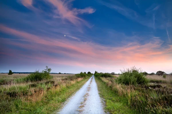 Strada di campagna al tramonto — Foto Stock