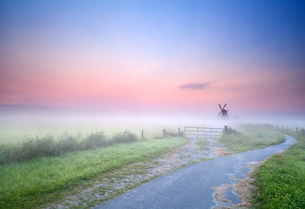 Modo per mulino a vento nella nebbia mattutina — Foto Stock