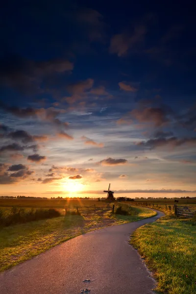 Cálido amanecer de verano y molino de viento — Foto de Stock