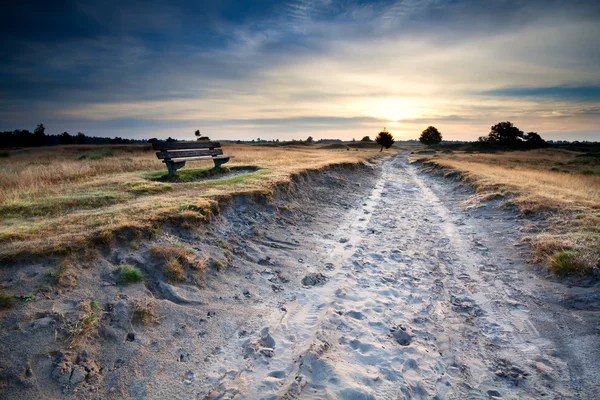 Bank an der Sandstraße — Stockfoto