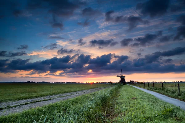 Zomer zonsopgang en Nederlandse molen — Stockfoto