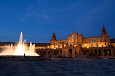 plaza de espana Seville gece çeşmenin