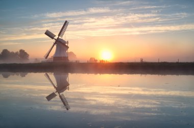 Картина, постер, плакат, фотообои "голландская ветряная мельница отражается в реке на восходе солнца картины природа архитектура", артикул 31419541
