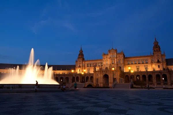 Fontanny przy plaza de espana w Sewilli w nocy — Zdjęcie stockowe