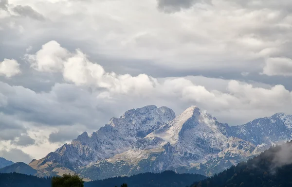 Korkealla vuoren huipulla pilvissä — kuvapankkivalokuva