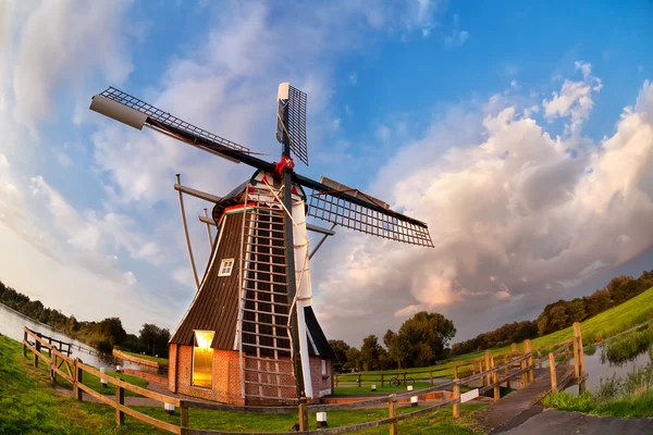 Голландская мельница над голубым небом — стоковое фото