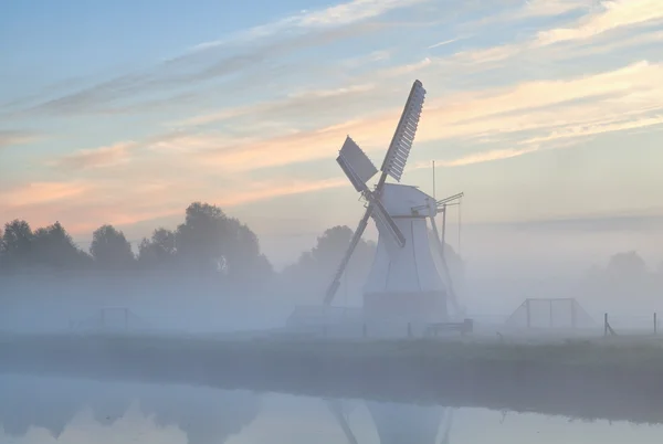荷兰风车在日出时的晨雾中 — 图库照片
