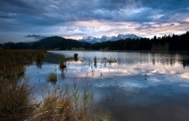 Bavyera Alpleri'nde geroldsee üzerinde bulutlu gündoğumu