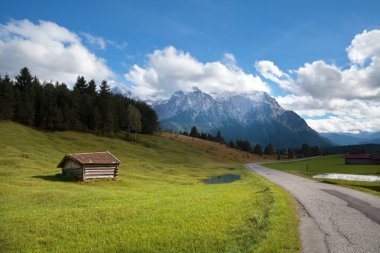 houten hut op weide en hoge Beierse Alpen